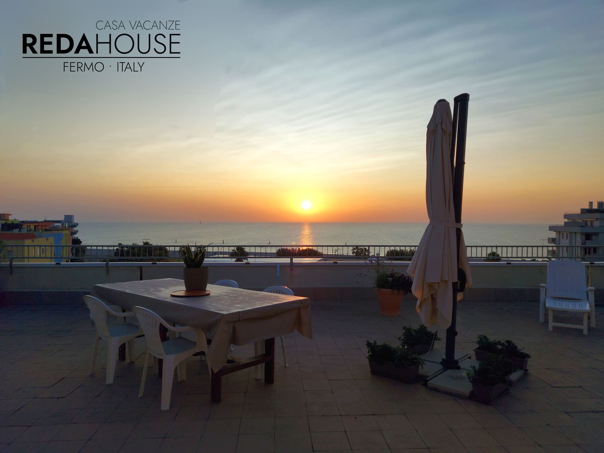 Terrazzo dell'attico RedaHouse al tramonto, vista mare Lido di Fermo